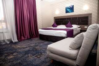 Отель Hotel Yarus Plus Плоешти Номер с кроватью размера «king-size»-7