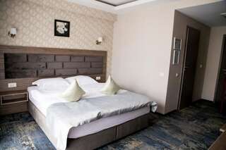 Отель Hotel Yarus Plus Плоешти Номер с кроватью размера «king-size»-20